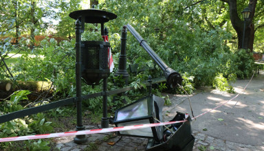 "Konar na Plantach, drzewo spało na ławkę i latarnię"