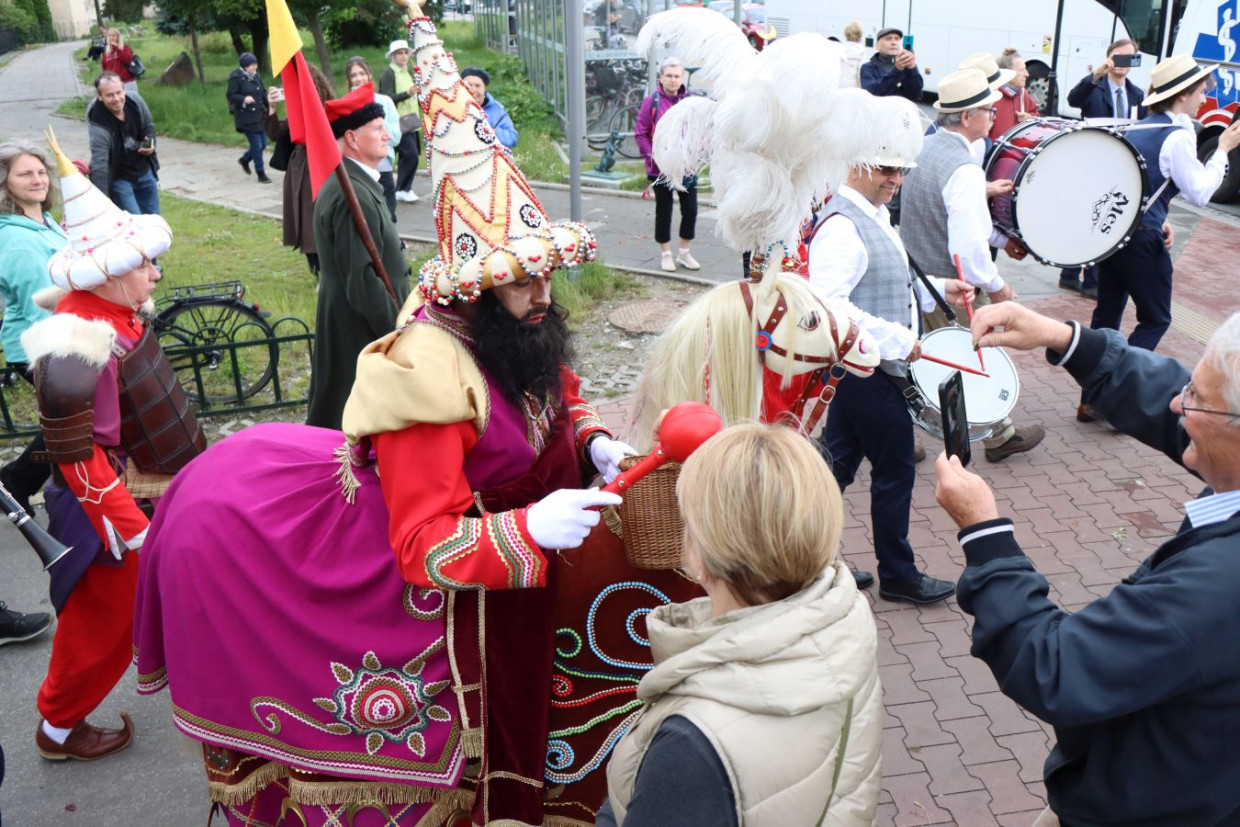 Lajkonik harcuje po ulicach Krakowa. Płynął też Wisłą [ZDJĘCIA]