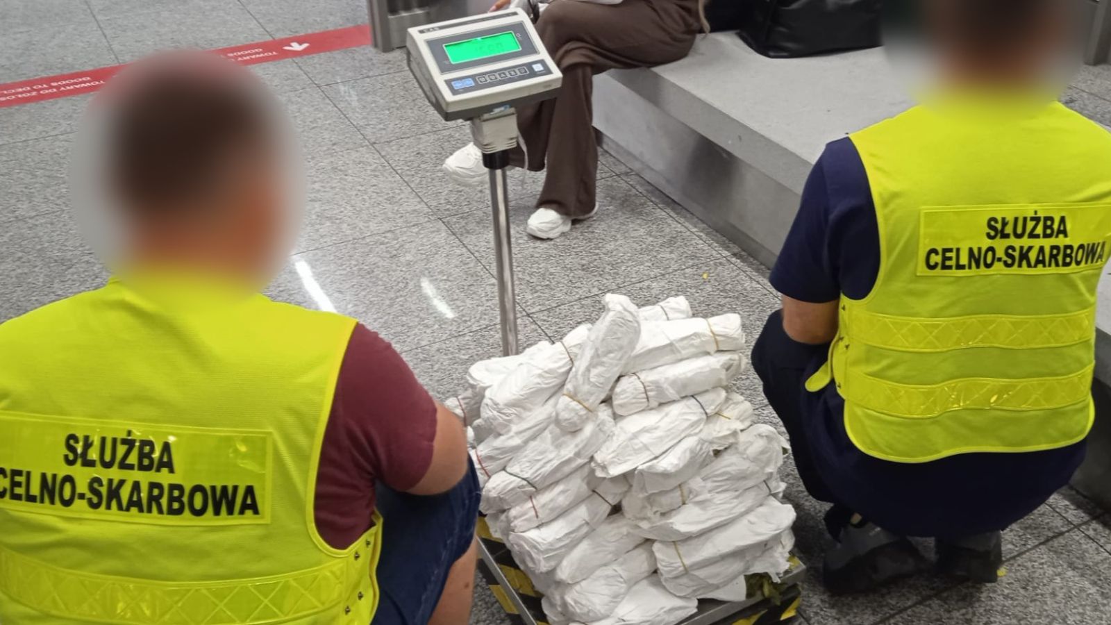 Duży przemyt udaremniony na lotnisku w Krakowie. Przejęto 100 kg narkotyków [ZDJĘCIA]