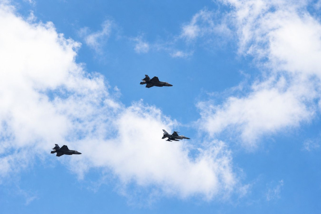 F-35 nad Krakowem. Nowoczesne myśliwce przeleciały nad miastem [ZDJĘCIA]