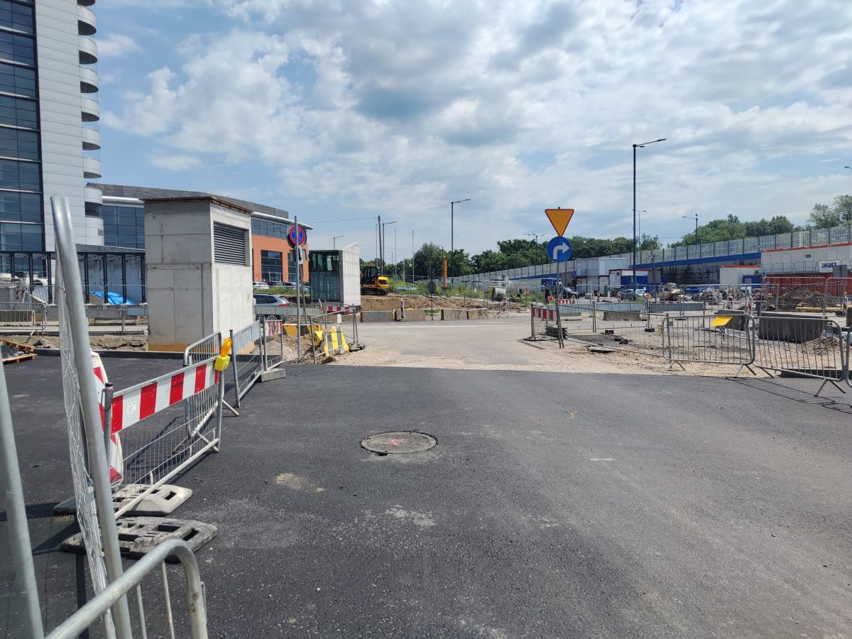 Budowa tramwaju do Mistrzejowic. Na ul. Lublańskiej piesi nie wiedzą, którędy iść dalej