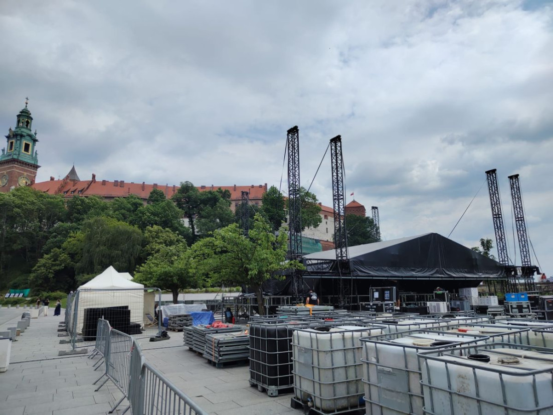 Pod Wawelem powstaje scena na Wianki 2026. Harmonogram koncertów [ZDJĘCIA]