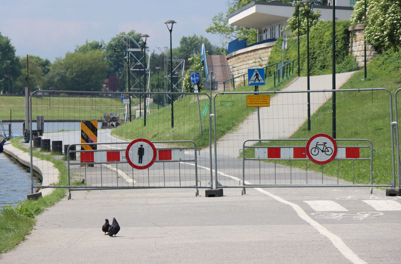 Przy Moście Dębnickim koniec spaceru. Bulwar Rodła zamknięty [ZDJĘCIA]