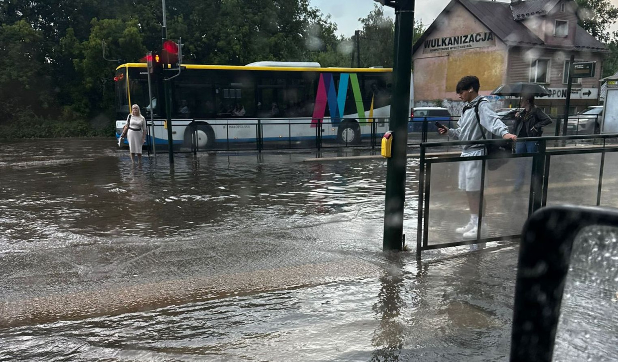 Ulewa nad Krakowem. Miasto pod wodą [WASZE ZDJĘCIA]