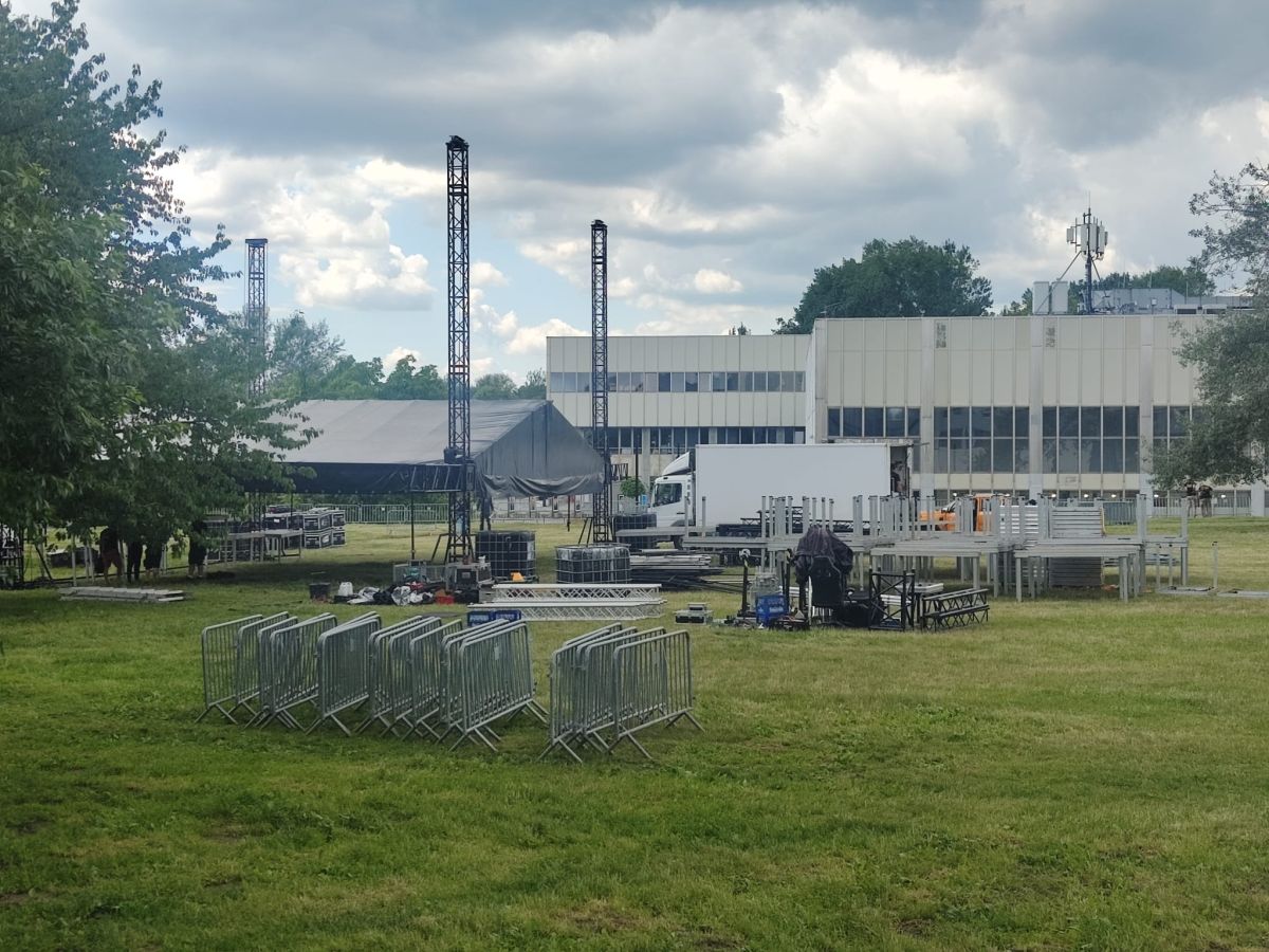 Trwa budowa sceny na Dni Nowej Huty 2026. Kto wystąpi? [ZDJĘCIA]