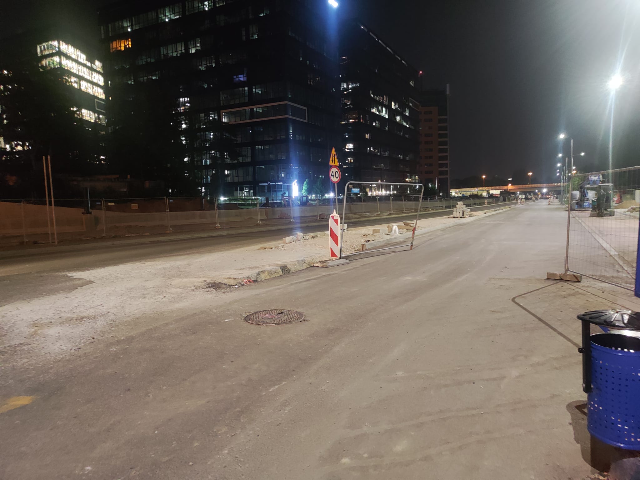 Otwarta brama na budowie tramwaju do Mistrzejowic. Kierowcy wjeżdżali na nieoddaną drogę [VIDEO]