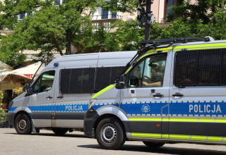 "dwa radiowozy policji"
