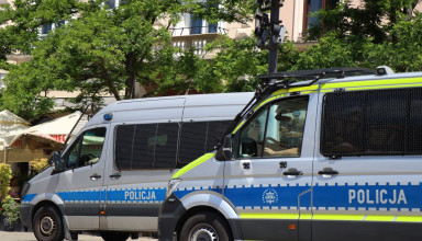 "dwa radiowozy policji"