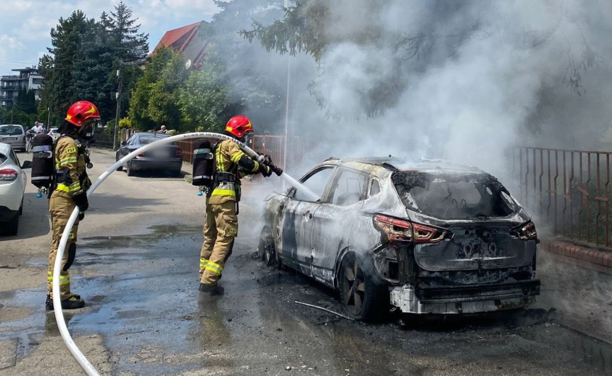 Pożar samochodu w Krakowie. Płomienie uszkodziły dwa inne auta i drzewo