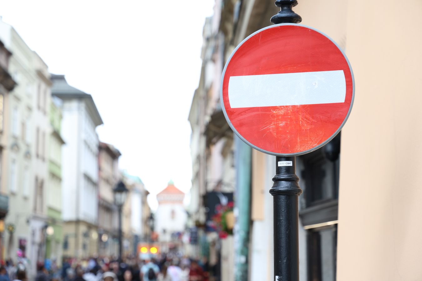 Sypią się mandaty dla rowerzystów na Floriańskiej. Wielu wciąż łamie zakaz [ZDJĘCIA]