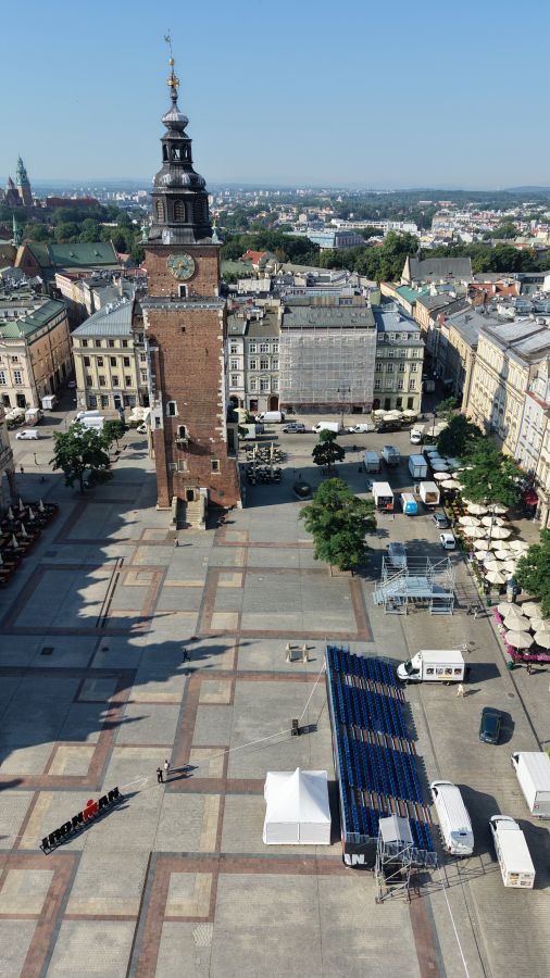Takich przygotowań na Rynku Głównym nie da się przeoczyć. Trybuny już stoją [ZDJĘCIA]