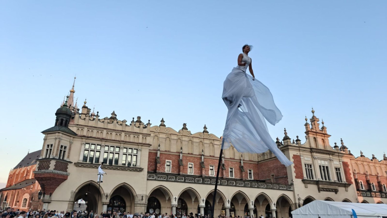 Akrobacje nad Rynkiem Głównym i niezwykłe widowisko [ZDJĘCIA]