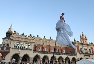 "Pokaz teatralny na Rynku Głównym w Krakowie"