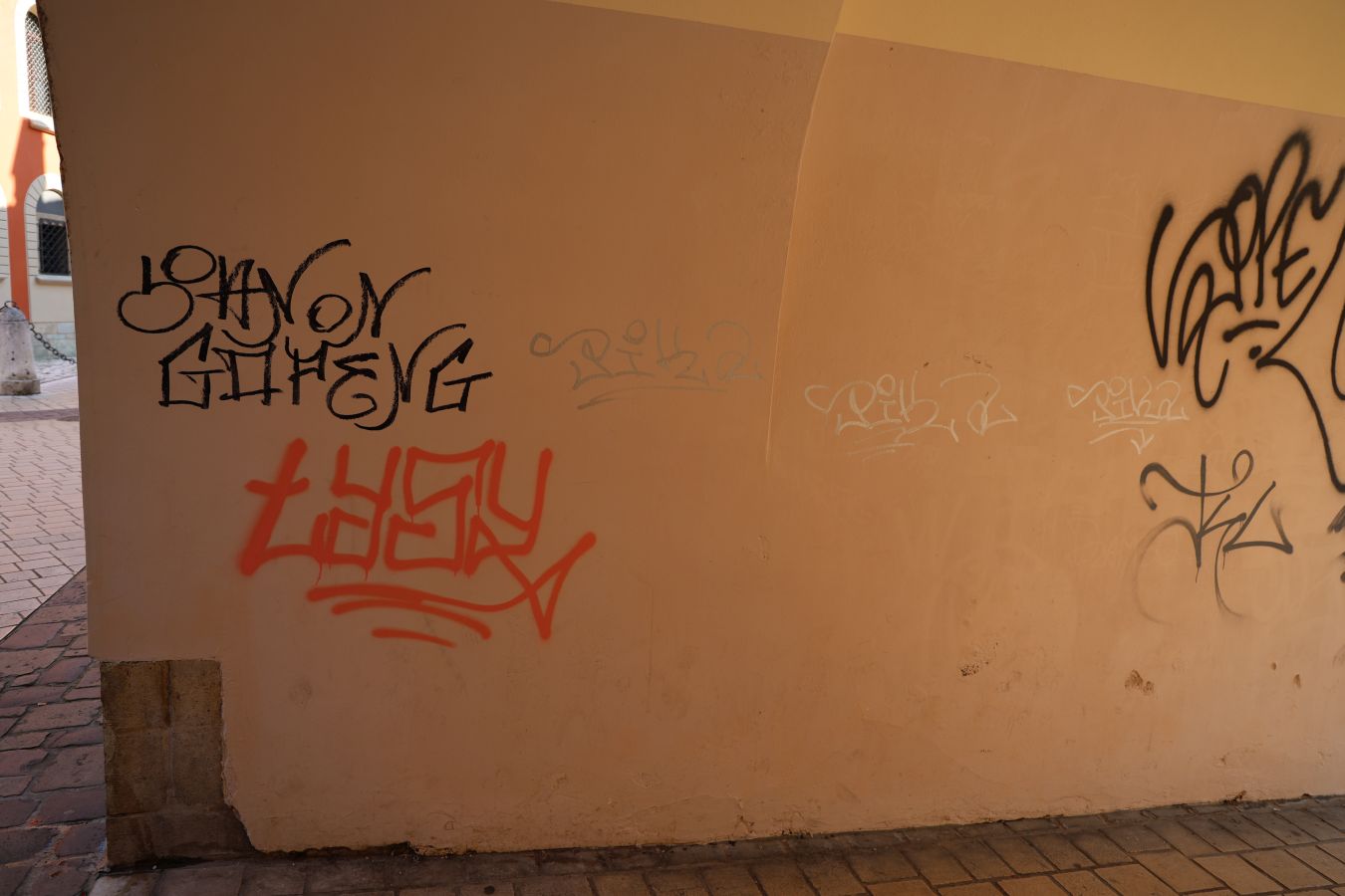 Graffiti szpecą przejście przy Placu Mariackim. Tak wygląda serce Krakowa [ZDJĘCIA]