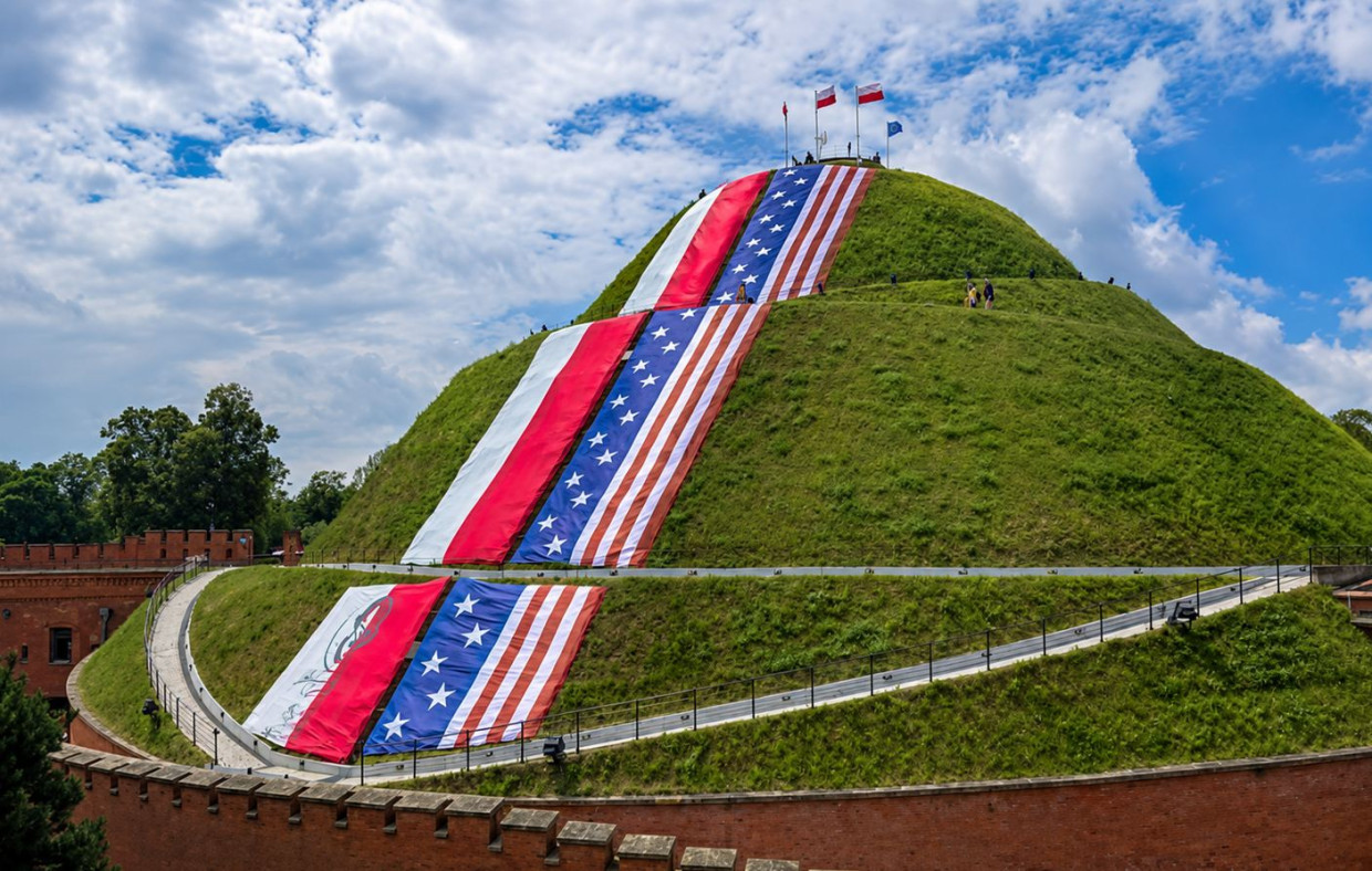 Na Kopcu Kościuszki rozłożono wspólną flagę Polski i USA. To element wyjątkowych obchodów