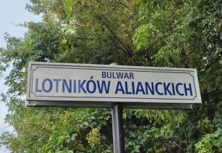 "Pomnik samolot na Bulwarach Lotników Alianckich"