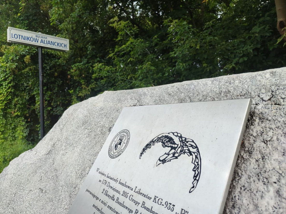 To miejsce nad Wisłą w Krakowie skrywa historię katastrofy lotniczej [ZDJĘCIA, LOKALIZACJA]