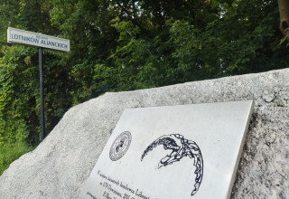 "Pomnik samolot na Bulwarach Lotników Alianckich"