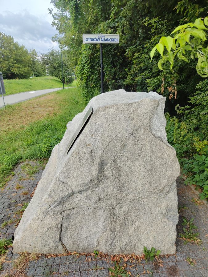 To miejsce nad Wisłą w Krakowie skrywa historię katastrofy lotniczej [ZDJĘCIA, LOKALIZACJA]