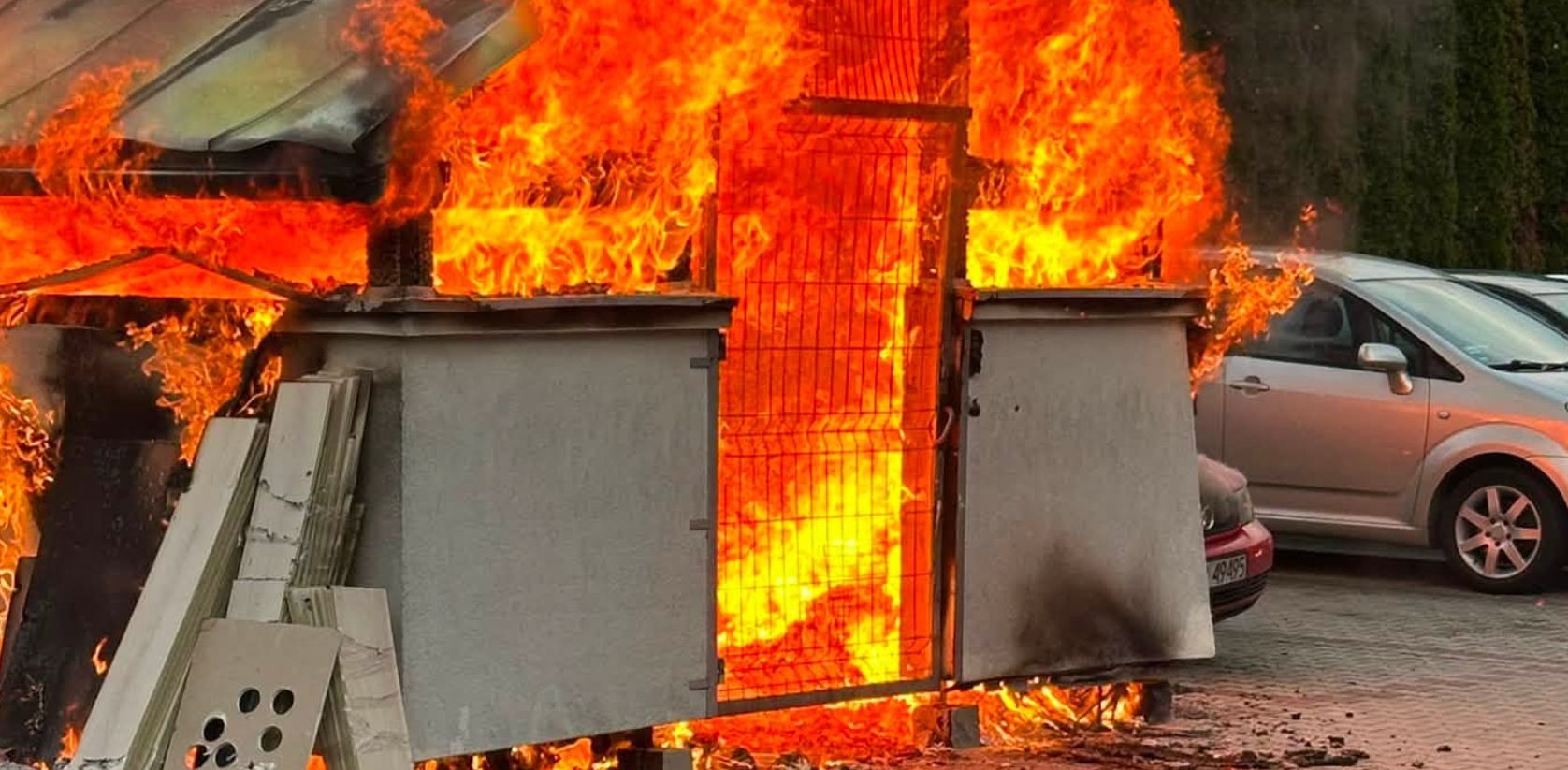 Akcja straży przy ul. Chałupnika w Krakowie. Płonęła wiata i samochód