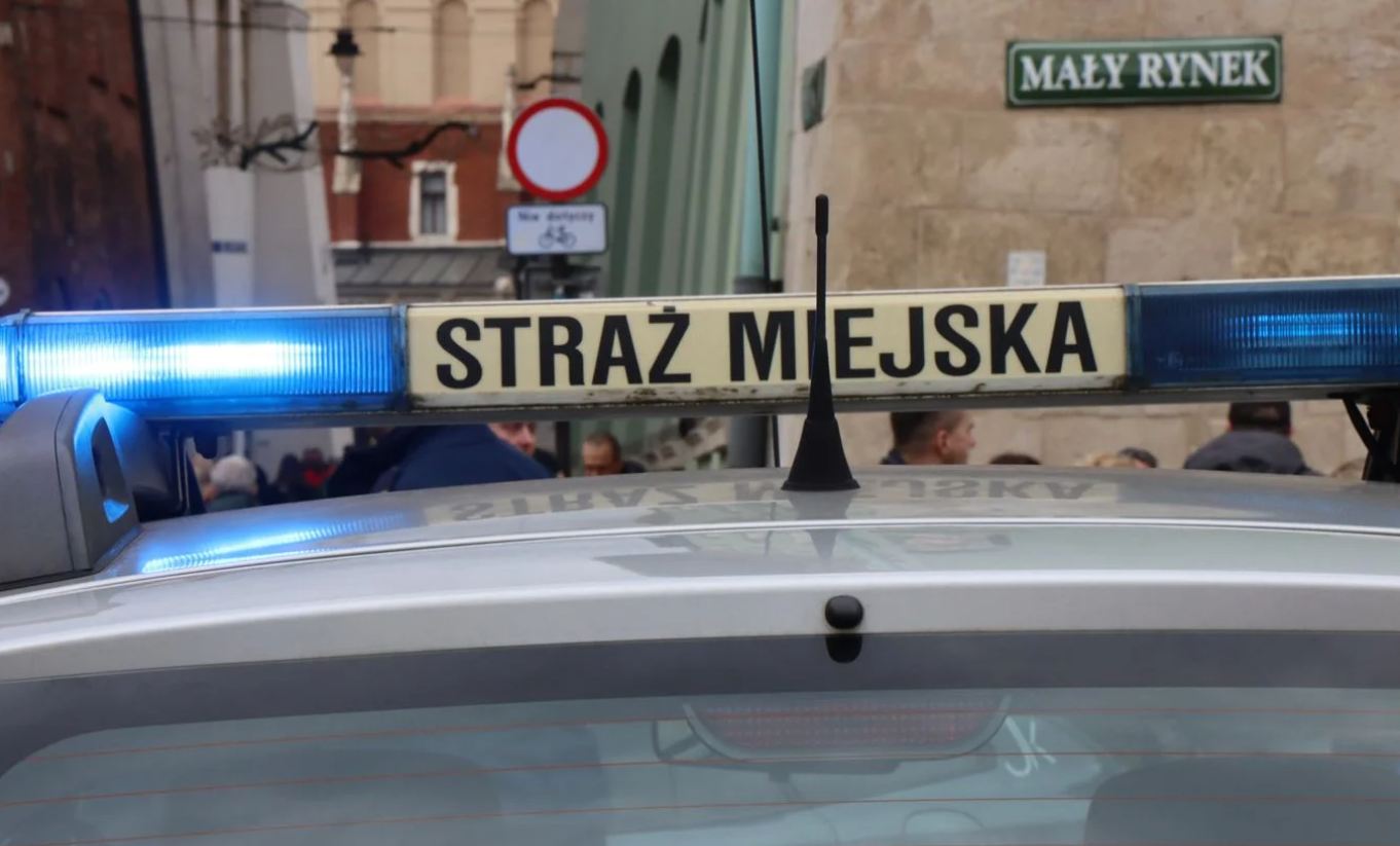 Nietypowa interwencja w Krakowie. Strażnicy odnaleźli plecak i dogonili autokar z wycieczką