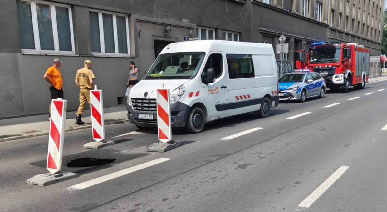 Zapadlisko na al. Słowackiego. Utrudnienia na buspasie, służby zabezpieczają miejsce