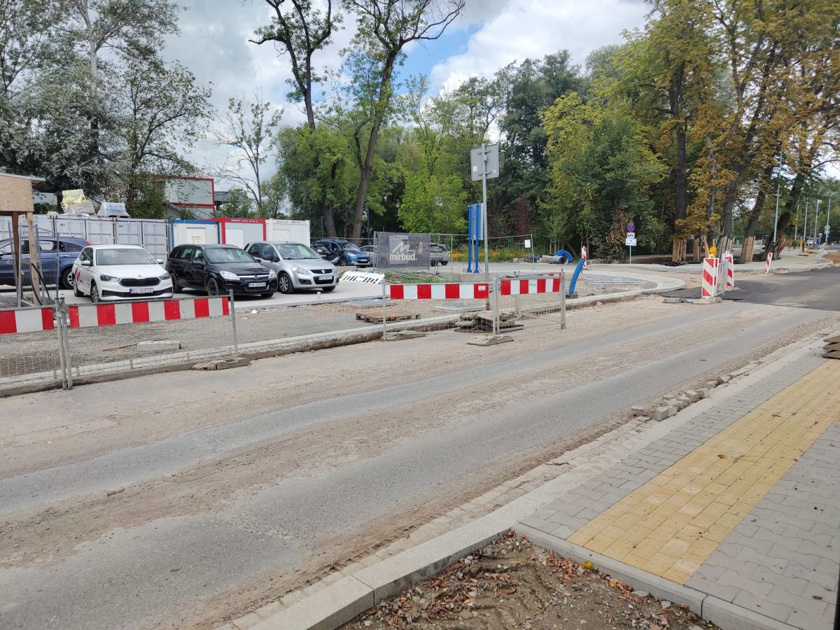 Kierowcy długo na to czekali. Piastowska znów będzie przejezdna w obu kierunkach