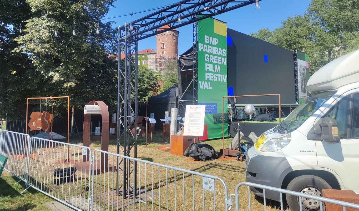 Wielkie przygotowania pod Wawelem. W poniedziałek startuje festiwal [ZDJĘCIA]