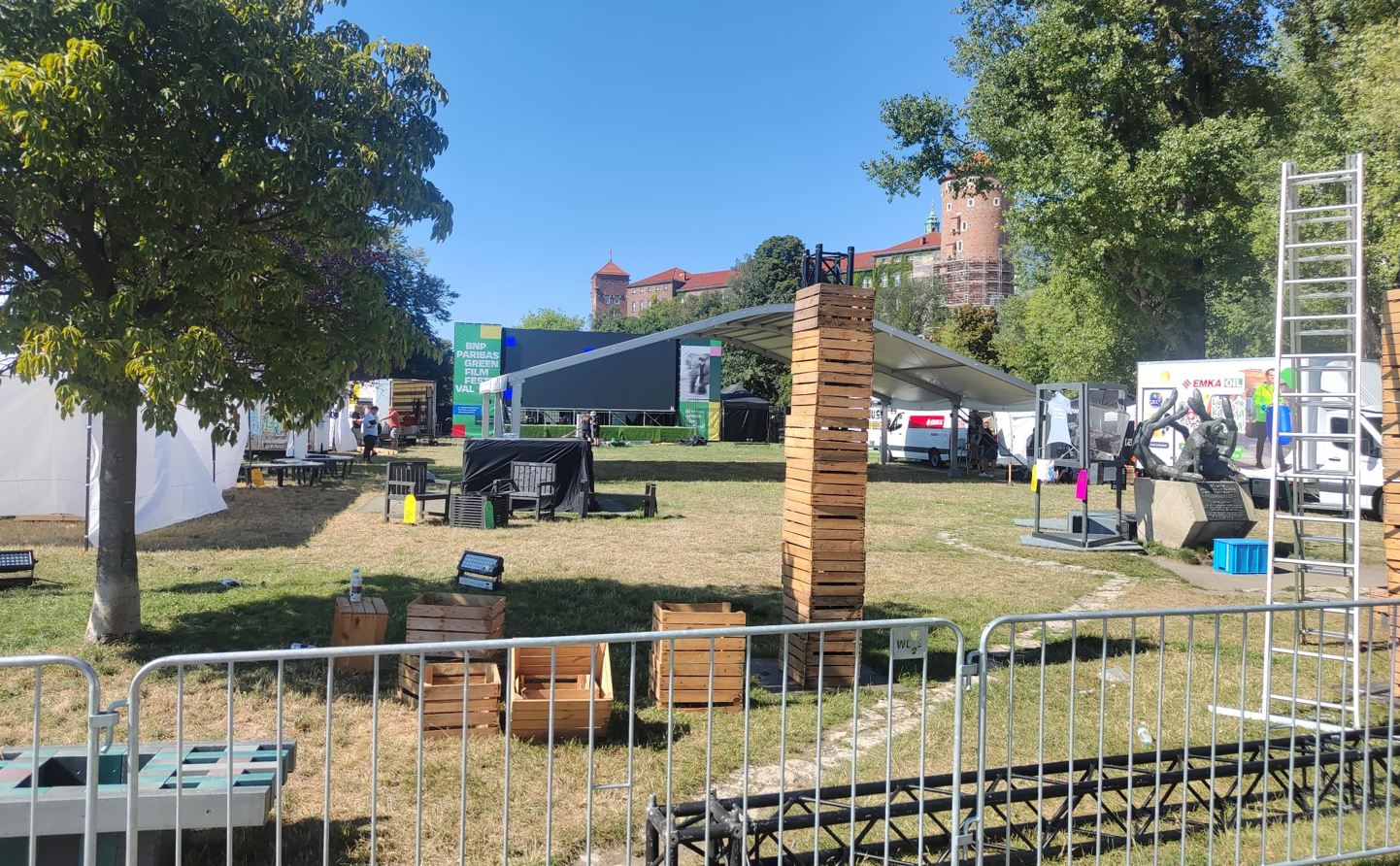 Wielkie przygotowania pod Wawelem. W poniedziałek startuje festiwal [ZDJĘCIA]