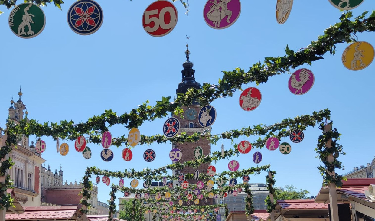 Rynek Główny w Krakowie zastawiony stoiskami. Targi już trwają. Mieszkańcy mają sporą zniżkę [ZDJĘCIA]