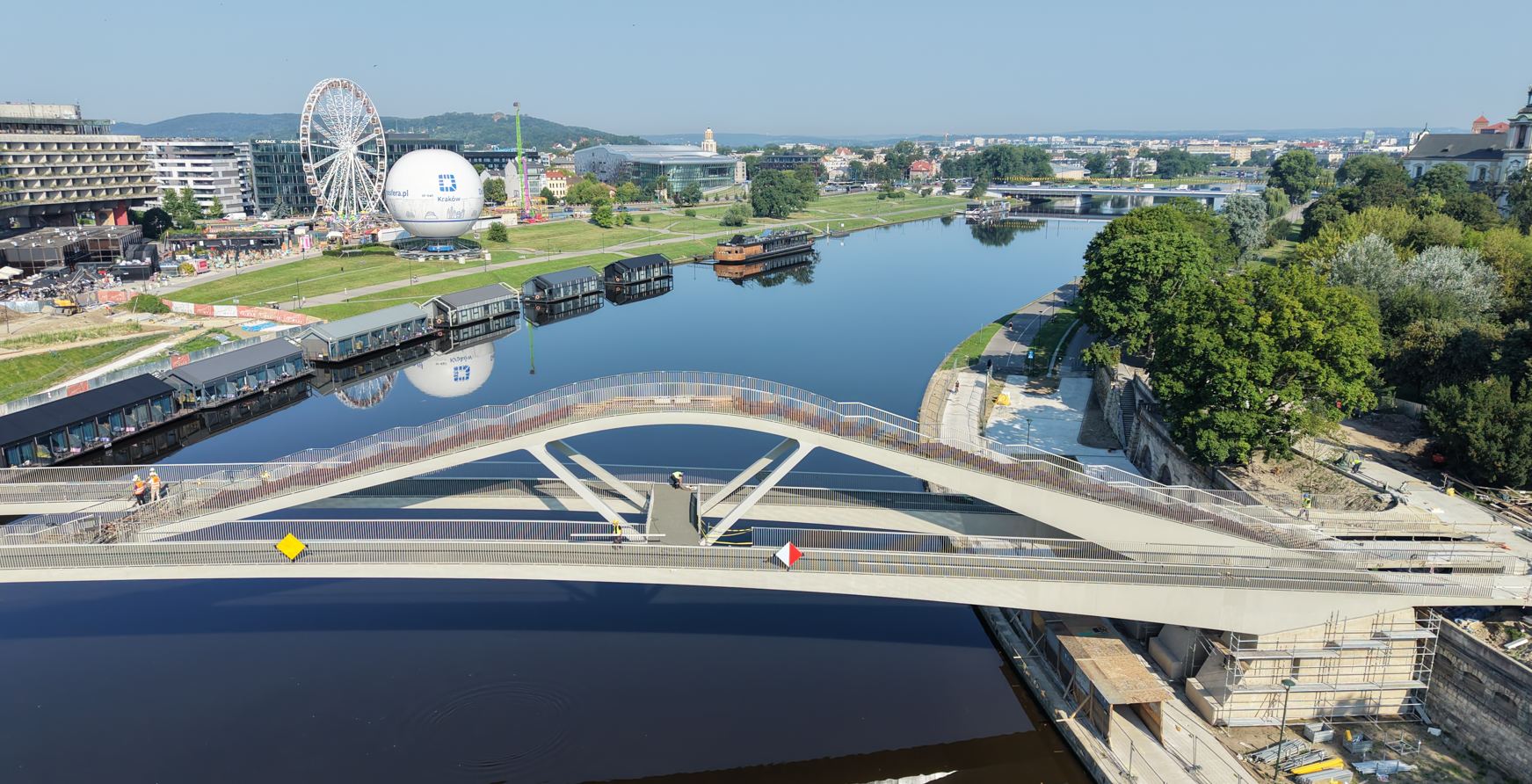 Kraków czeka na nową kładkę. Termin otwarcia został przesunięty [ZDJĘCIA Z DRONA]