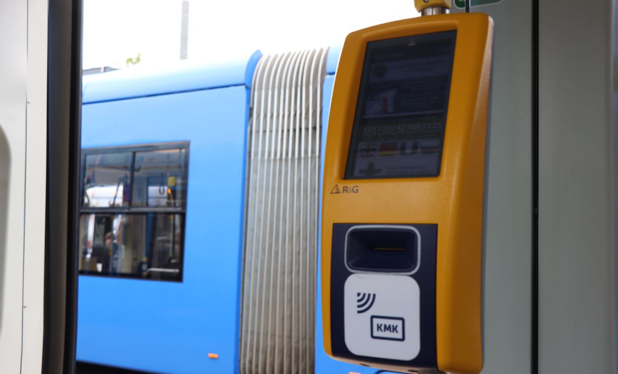Miało być ciszej w krakowskich tramwajach i autobusach. Czy nowe przepisy coś zmieniły?