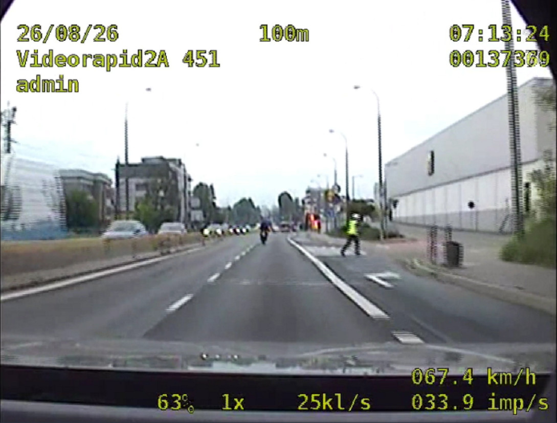 Pościg na Wielickiej. Motocyklista ominął policjanta i ruszył do ucieczki [VIDEO]