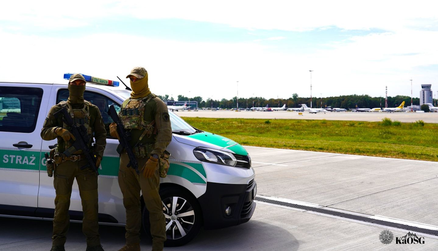 Awantura podczas lotu do Krakowa. Pasażer kopał w fotel i obrażał podróżnego