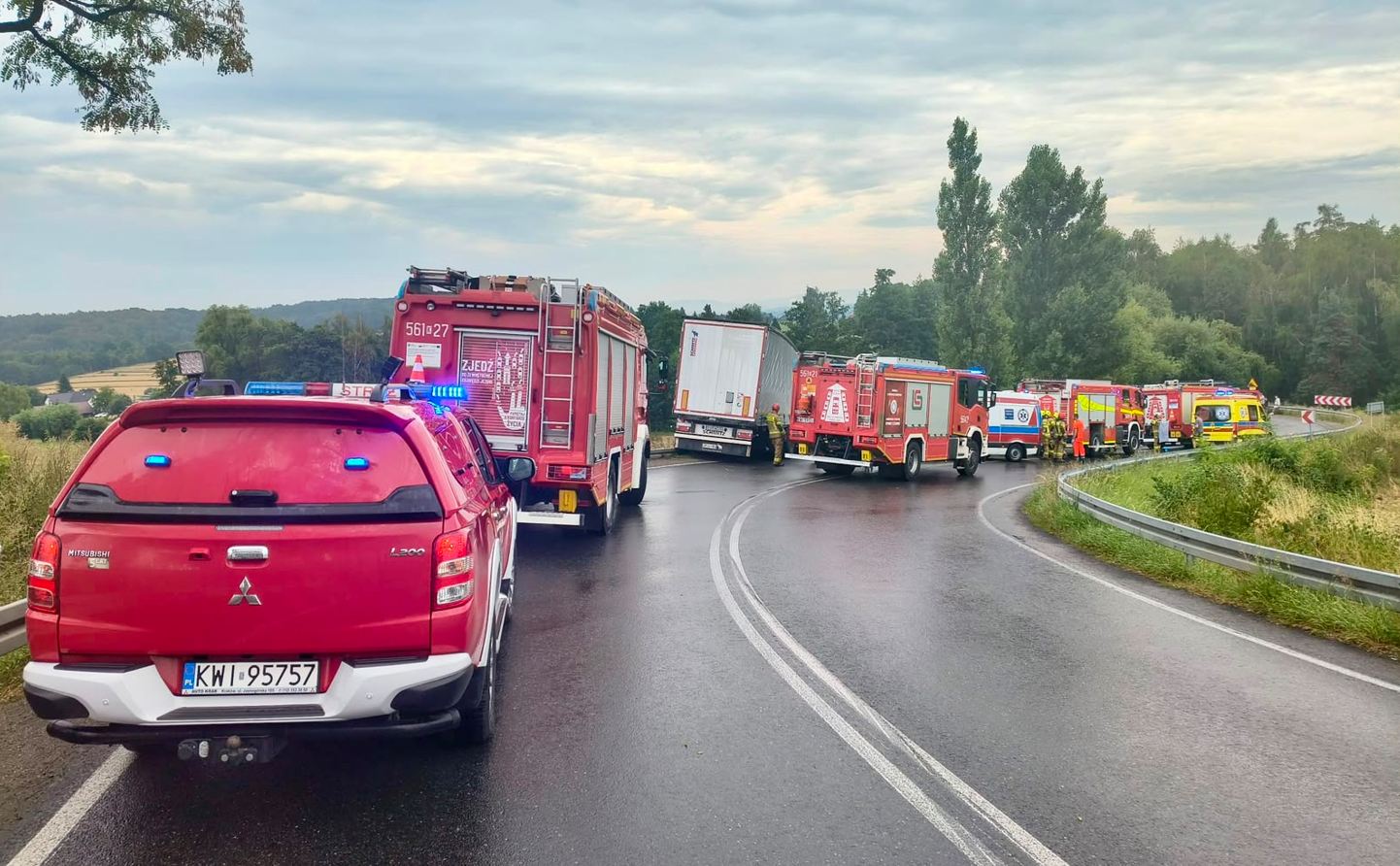 Zderzenie ciężarówki z busem. Są osoby poszkodowane