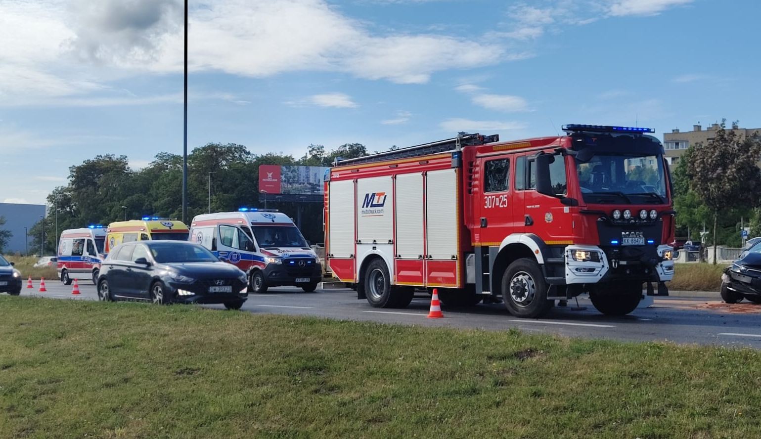 Wypadek na Bora-Komorowskiego. Utrudnienia w kierunku Nowej Huty [ZDJĘCIA]