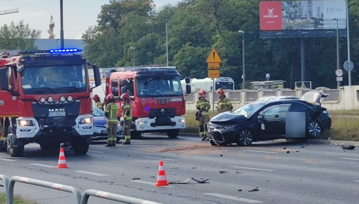 Wypadek na Bora-Komorowskiego. Utrudnienia w kierunku Nowej Huty [ZDJĘCIA]