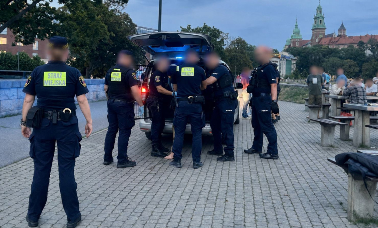 Mężczyzna obnażał się na Bulwarach Wiślanych. Wymachiwał także ostrym narzędziem
