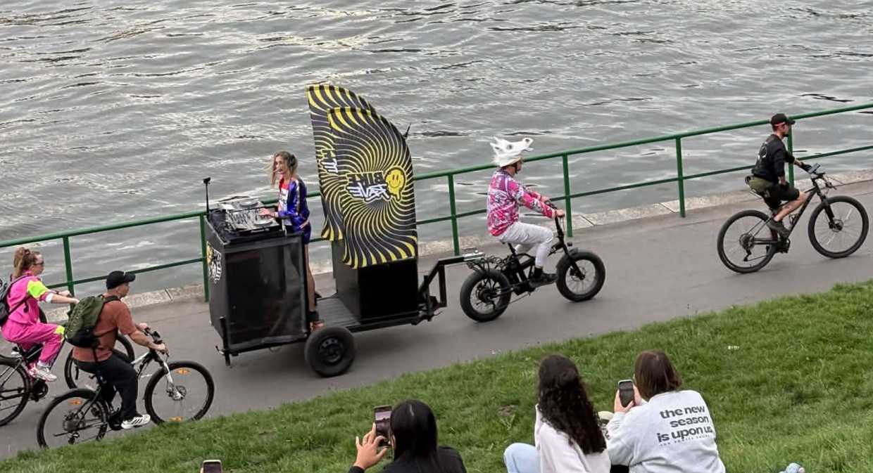 DJ-ka na platformie, rowery i muzyka. Tak wyglądał Bike Rave w Krakowie [ZDJĘCIA]