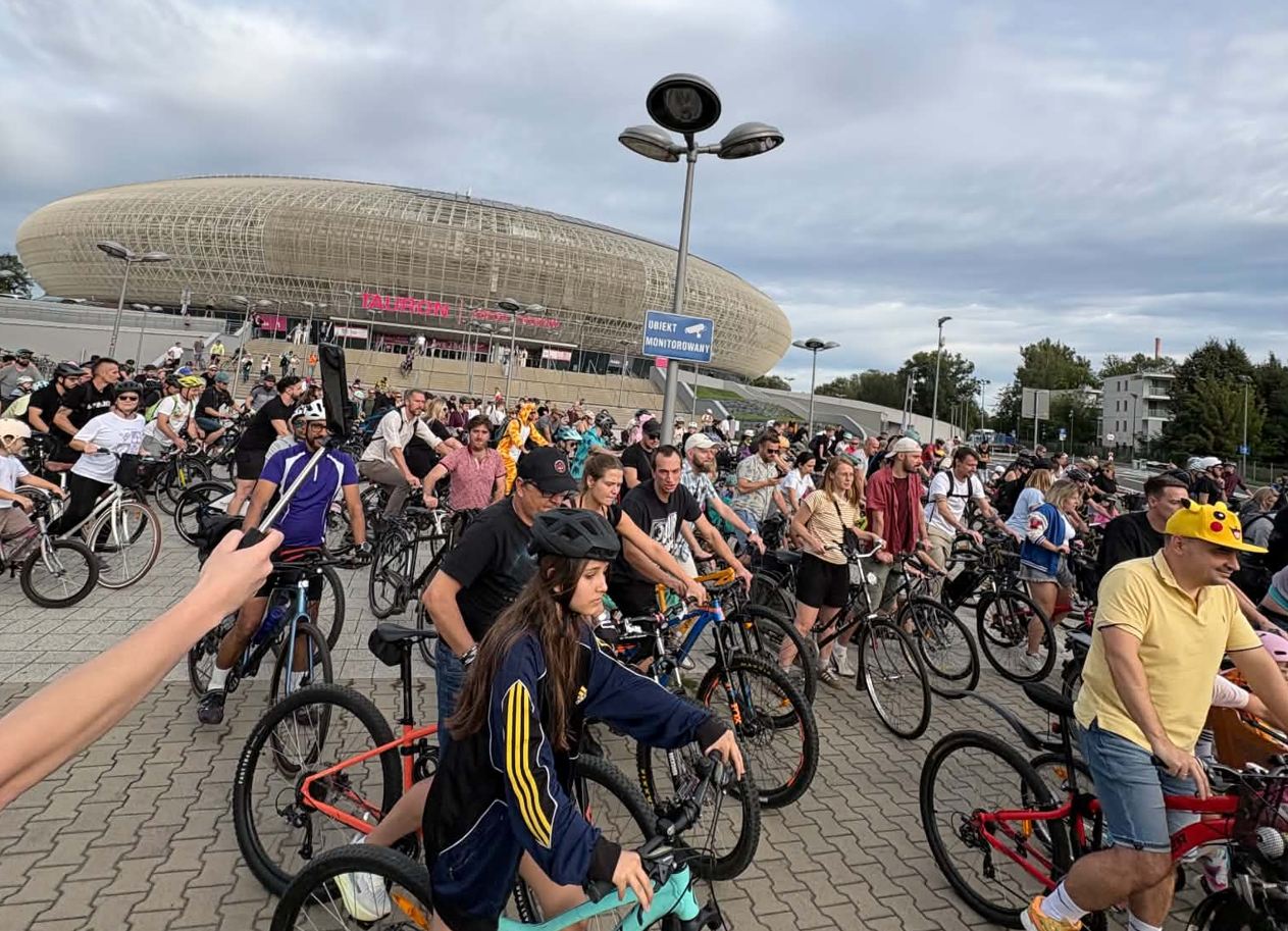 DJ-ka na platformie, rowery i muzyka. Tak wyglądał Bike Rave w Krakowie [ZDJĘCIA]