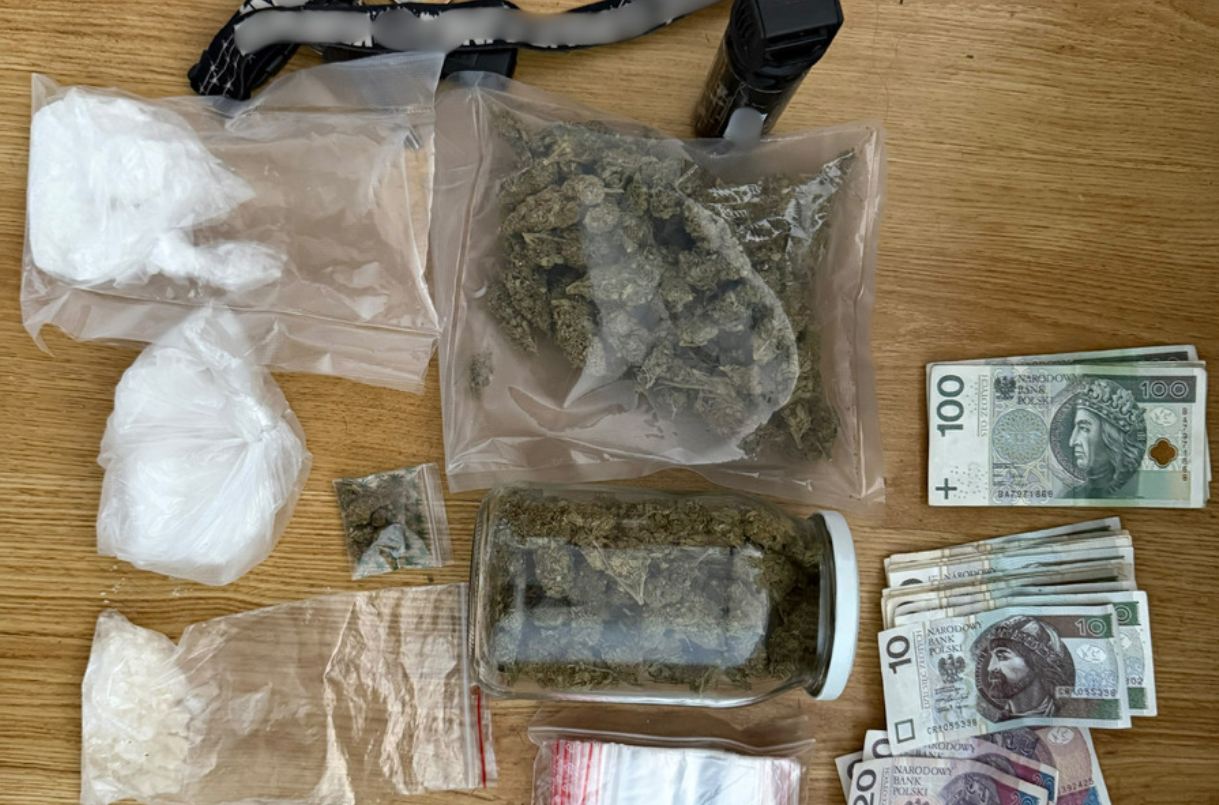 26-latek zatrzymany. Policja siłowo weszła do mieszkania w Krakowie