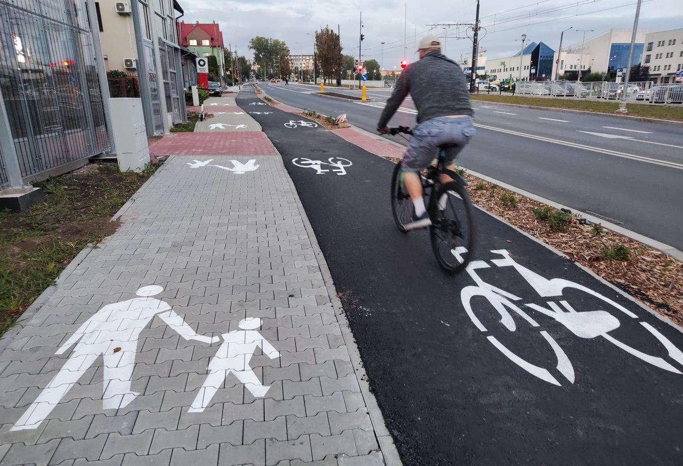 Na Dobrego Pasterza nie da się pomylić chodnika ze ścieżką rowerową. Wykonawca nie żałował farby