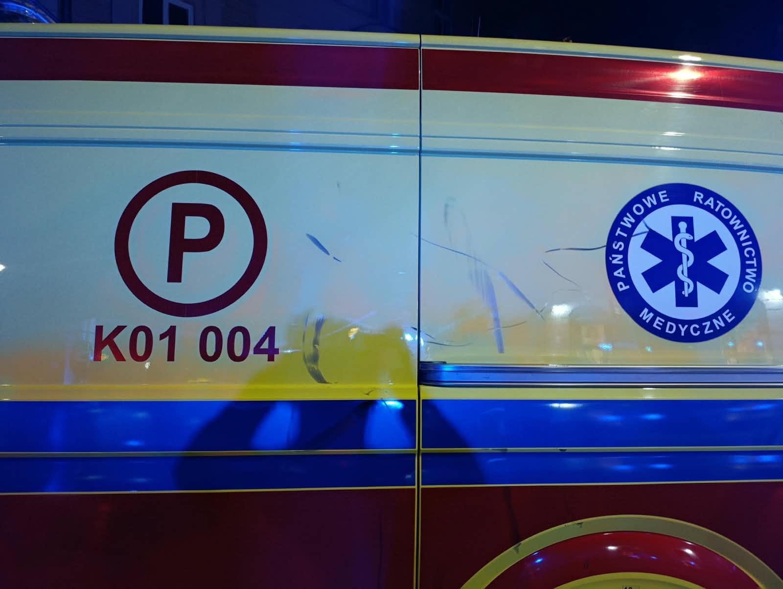 Szokujące zachowanie w centrum Krakowa. Wszedł na ambulans i chodził po dachu [ZDJĘCIA]