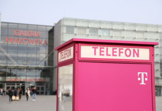 "Budka telefoniczna T-Mobile przed Galerią Krakowską"