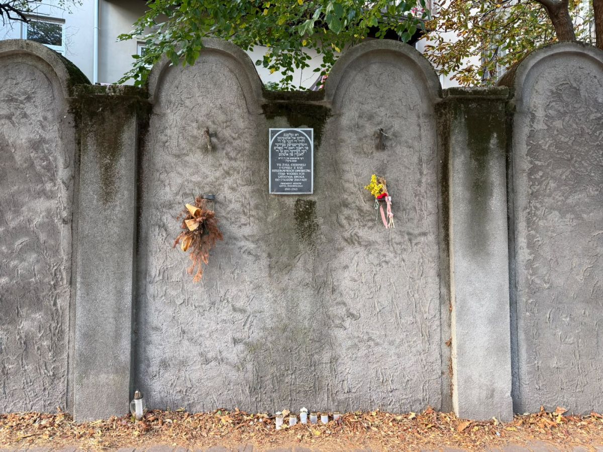 Ten mur wciąż stoi w Krakowie. To świadek tragicznej historii [ZDJĘCIA]