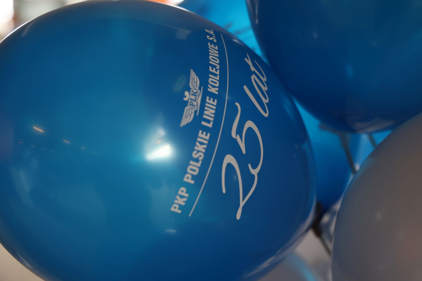 Na Dworcu Głównym w Krakowie pojawiła się wyjątkowa strefa. PKP PLK świętuje 25 lat [ZDJĘCIA]