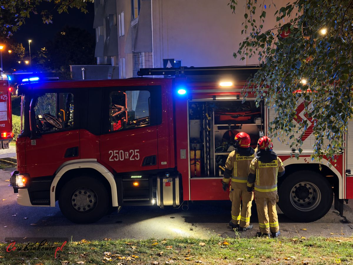 Pożar mieszkania na os. Kombatantów w Krakowie [ZDJĘCIA]