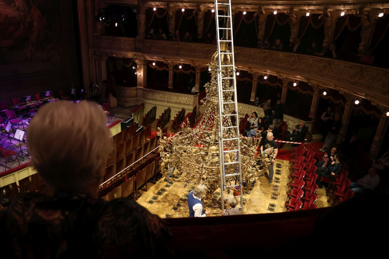 Niezwykły widok w Teatrze Słowackiego. Żyrandol opuszczono i wymieniono w nim żarówki [ZDJĘCIA]