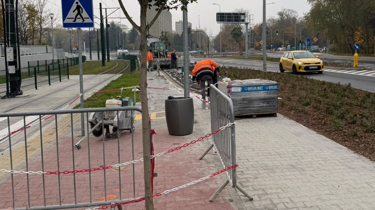 Dlaczego rozbierają nawierzchnię przy nowych przystankach w Krakowie? Mamy odpowiedź