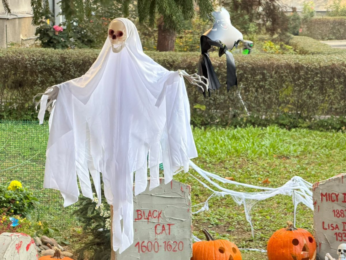 Przed tym blokiem w Nowej Hucie poczujecie klimat Halloween. Zobaczcie dekoracje [ZDJĘCIA]